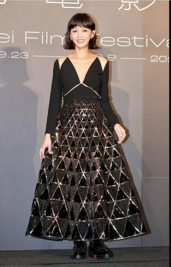 陈意涵挺9个月孕肚现身 仙气深V礼服甩凸眼恶评