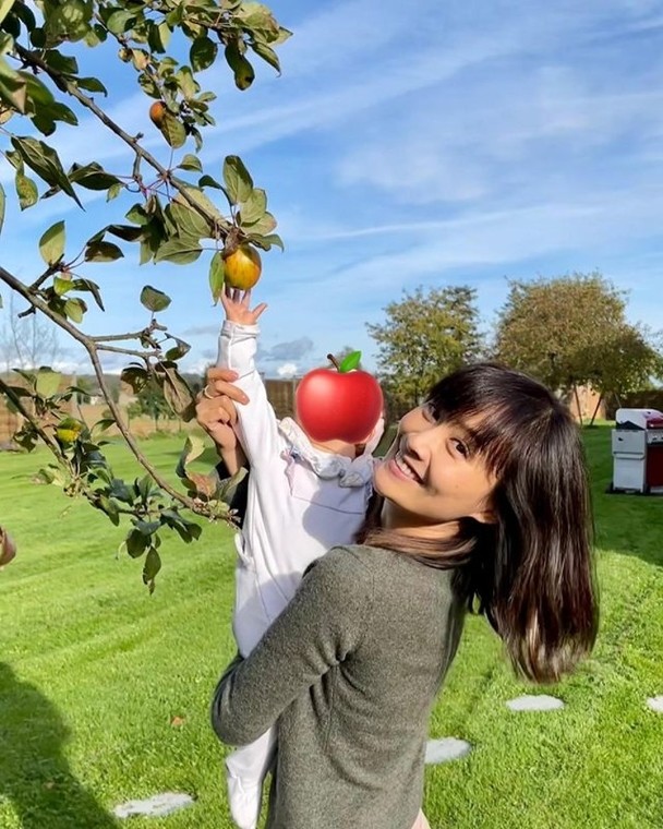 陈法拉一家三口策骑·女儿坐马背超淡定