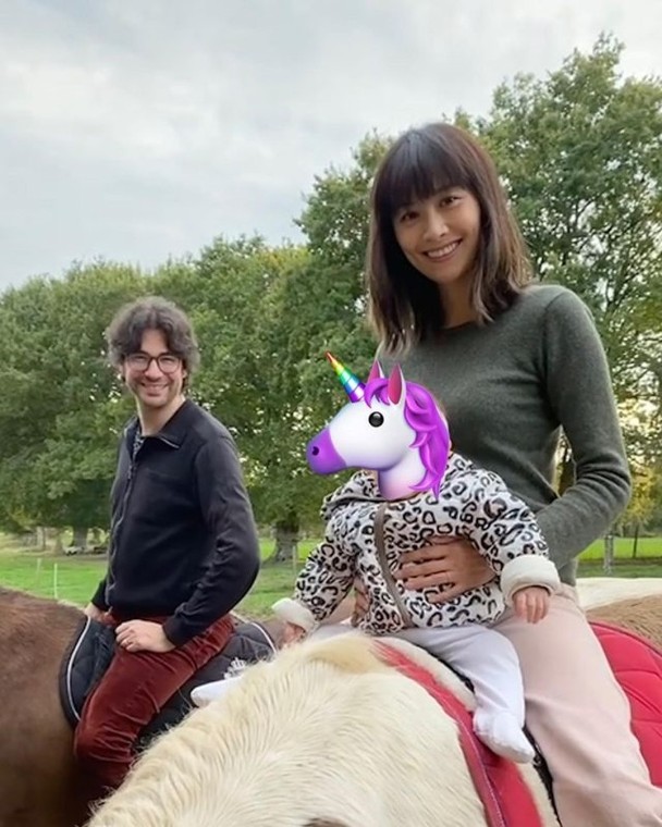 陈法拉一家三口策骑·女儿坐马背超淡定