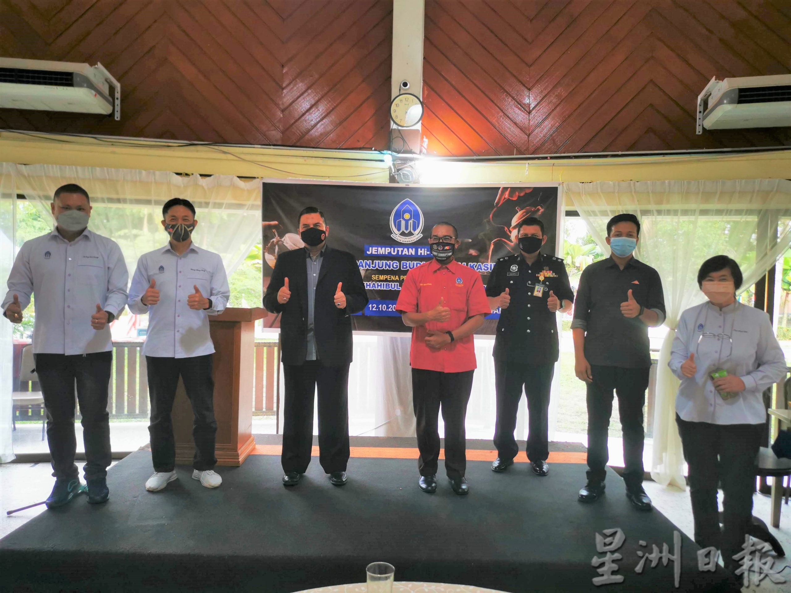 霹/欢送上霹雳县长兼宜力县议会主席