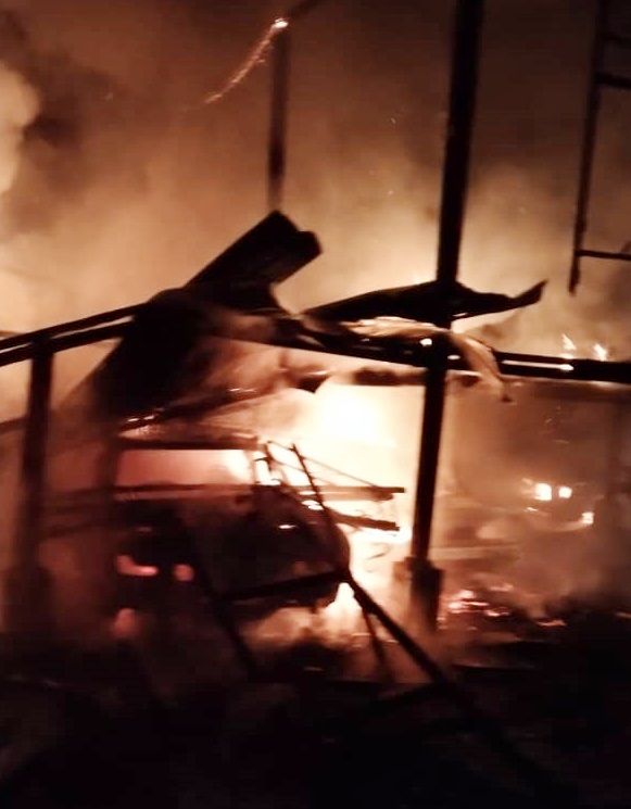 霹:1间住屋连同3辆轿车一齐被烧毁