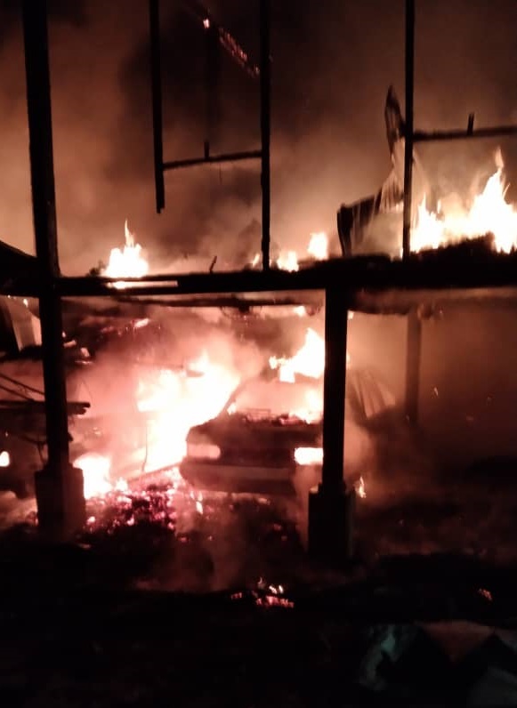 霹:1间住屋连同3辆轿车一齐被烧毁