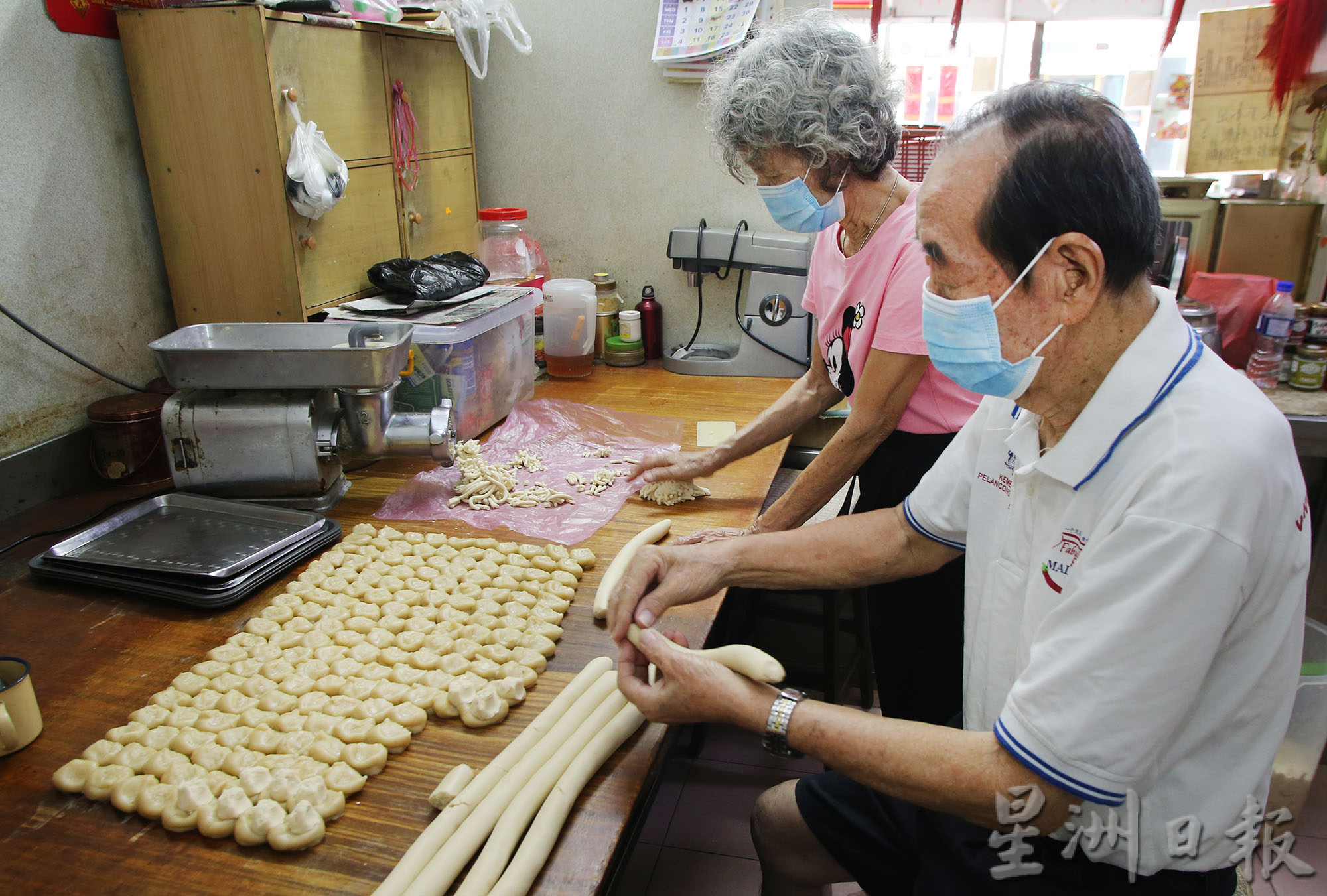 霹:22日见报/封底主文/银发飘飘/黄连冰