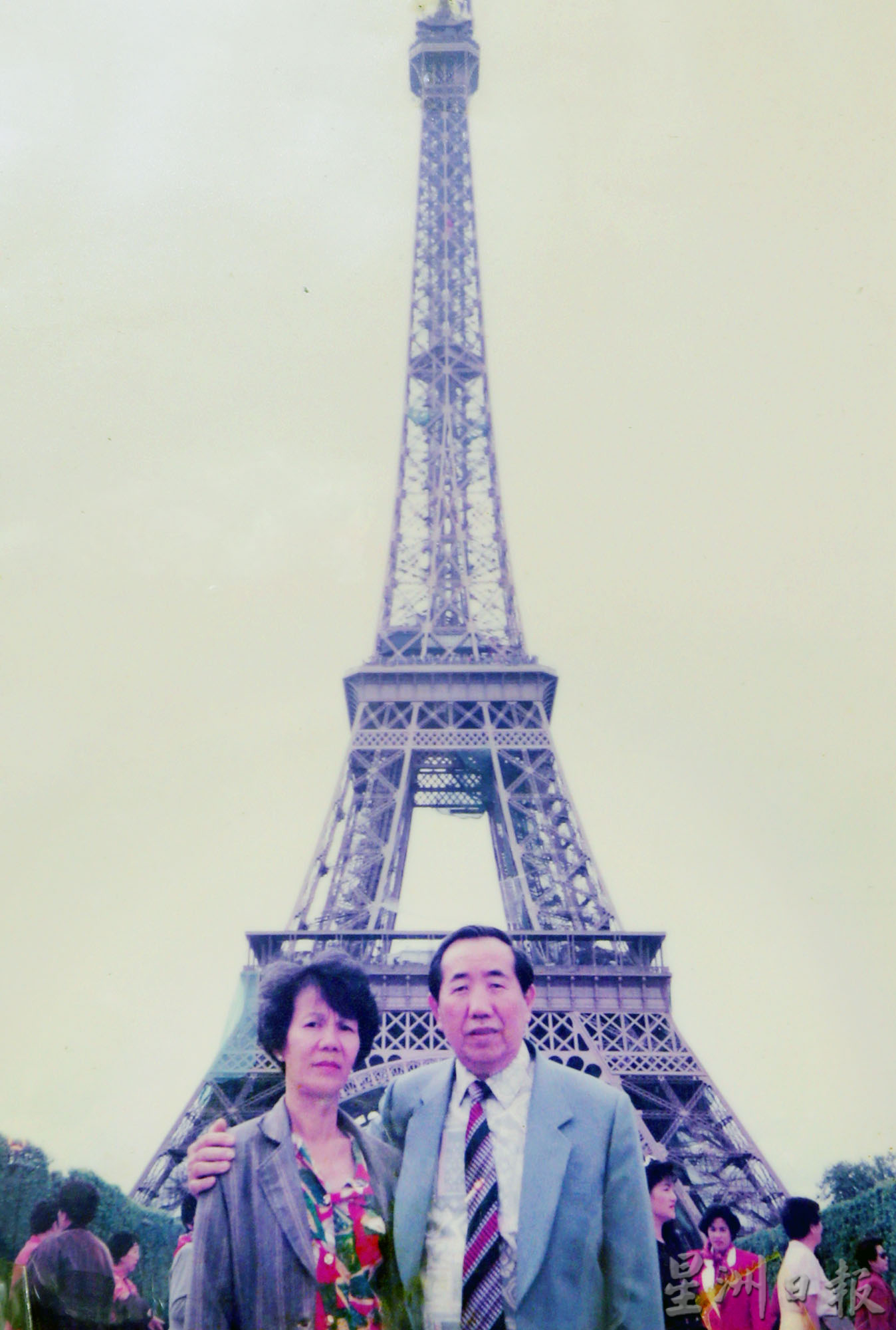 霹:22日见报/封底主文/银发飘飘/黄连冰