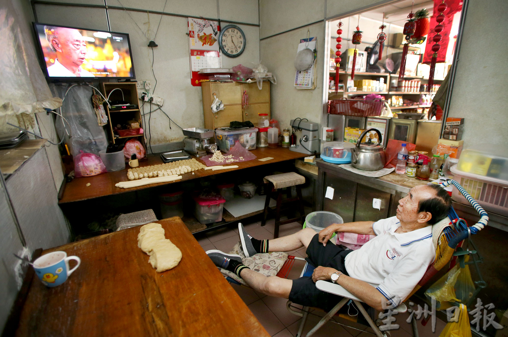 霹:22日见报/封底主文/银发飘飘/黄连冰