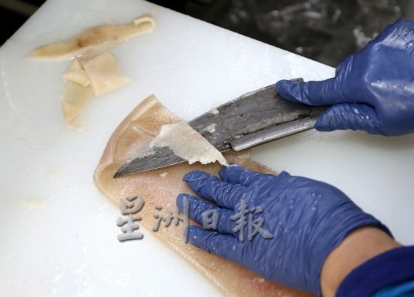 霹：23日见报／封底主文／古早好味|传统碳烘猪皮 用汗水换来的好味道