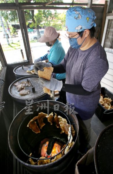 霹：23日见报／封底主文／古早好味|传统碳烘猪皮 用汗水换来的好味道