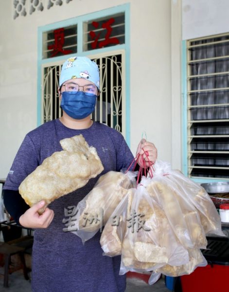 霹：23日见报／封底主文／古早好味|传统碳烘猪皮 用汗水换来的好味道