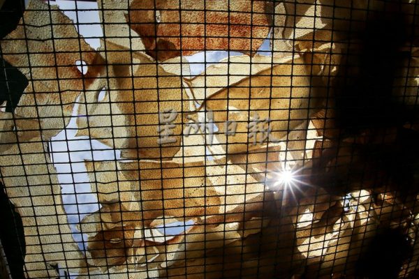 霹：23日见报／封底主文／古早好味|传统碳烘猪皮 用汗水换来的好味道