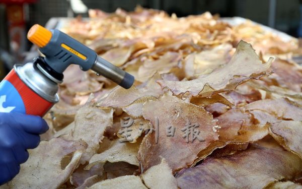 霹：23日见报／封底主文／古早好味|传统碳烘猪皮 用汗水换来的好味道