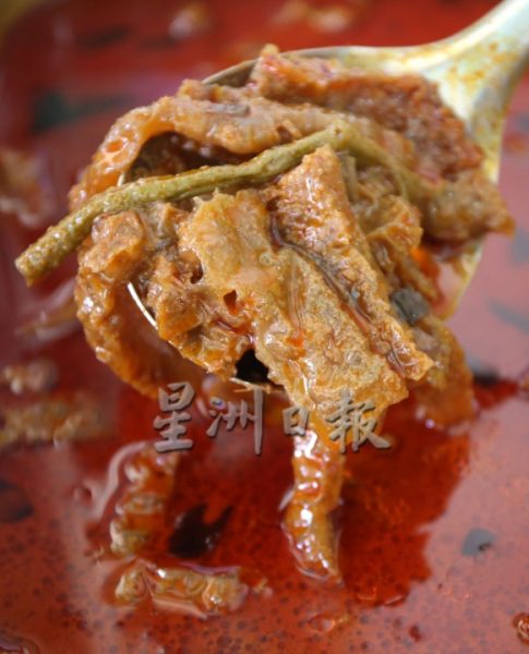 霹：23日见报／封底主文／古早好味|传统碳烘猪皮 用汗水换来的好味道