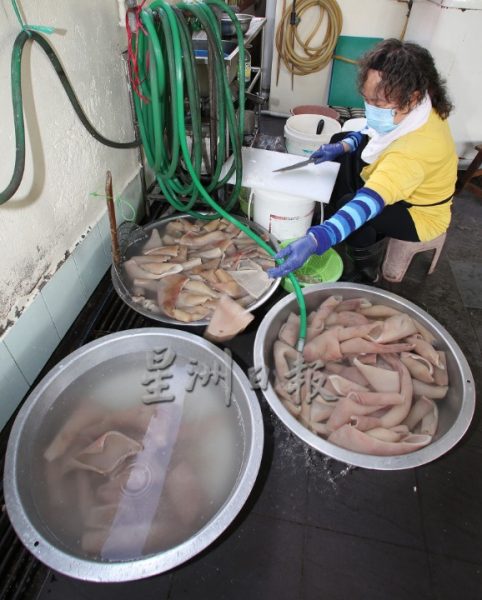 霹：23日见报／封底主文／古早好味|传统碳烘猪皮 用汗水换来的好味道