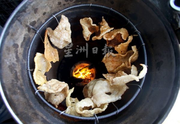 霹：23日见报／封底主文／古早好味|传统碳烘猪皮 用汗水换来的好味道