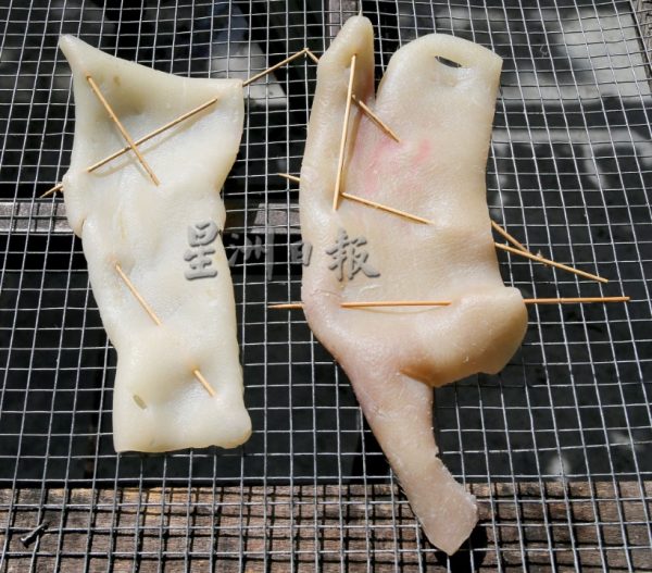 霹：23日见报／封底主文／古早好味|传统碳烘猪皮 用汗水换来的好味道