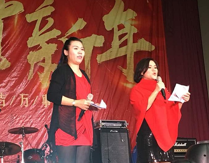 霹:6日见报/封底主文/【疫流而上】/董美君