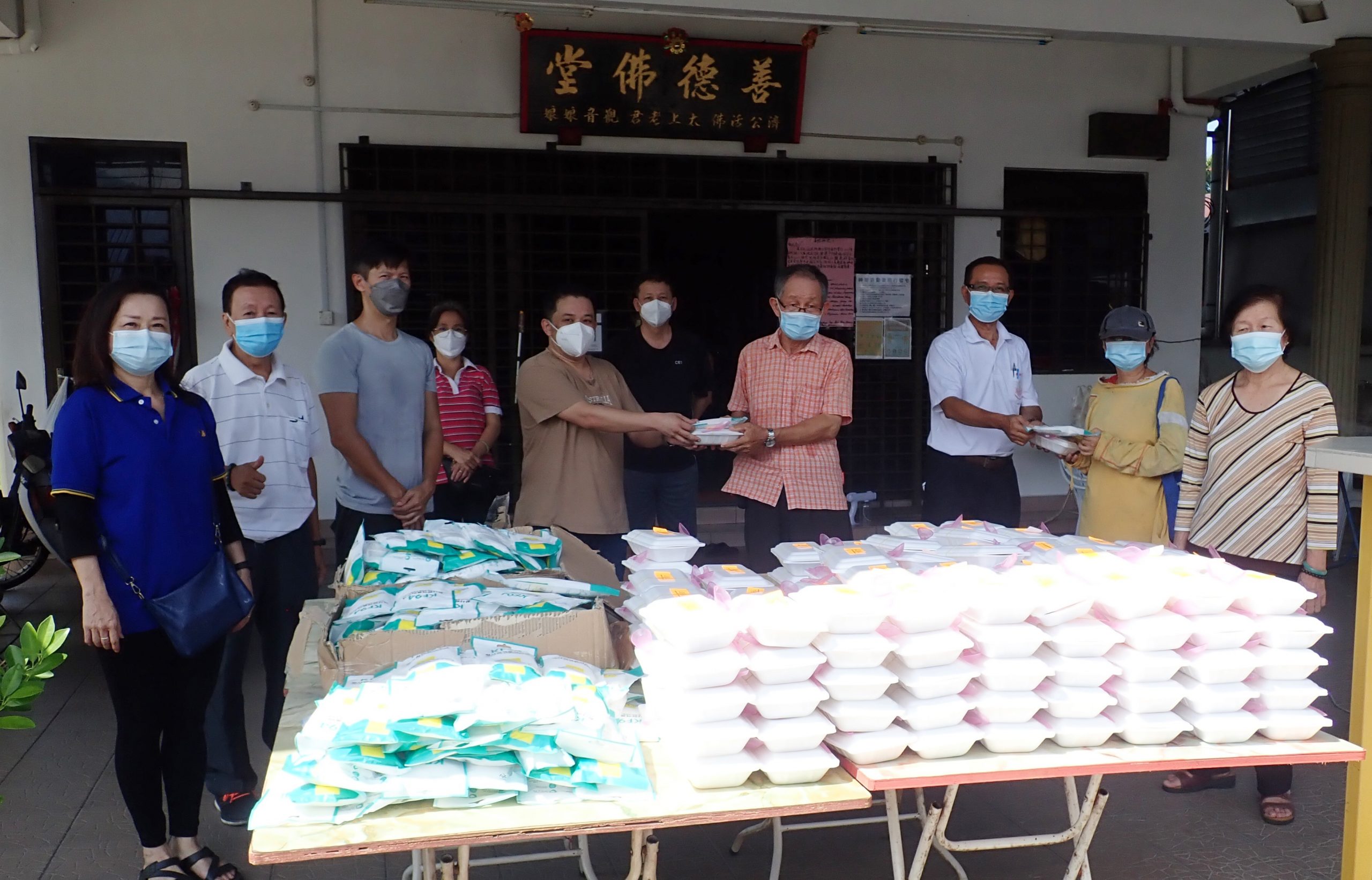 霹:善德佛堂派送220盒爱心盒饭