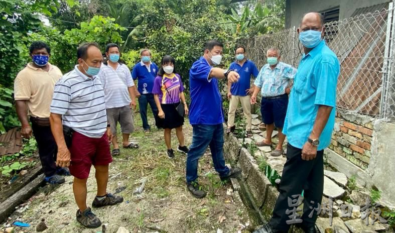 霹：地摩新村C区一条排水沟因多处崩塌以致排水受阻