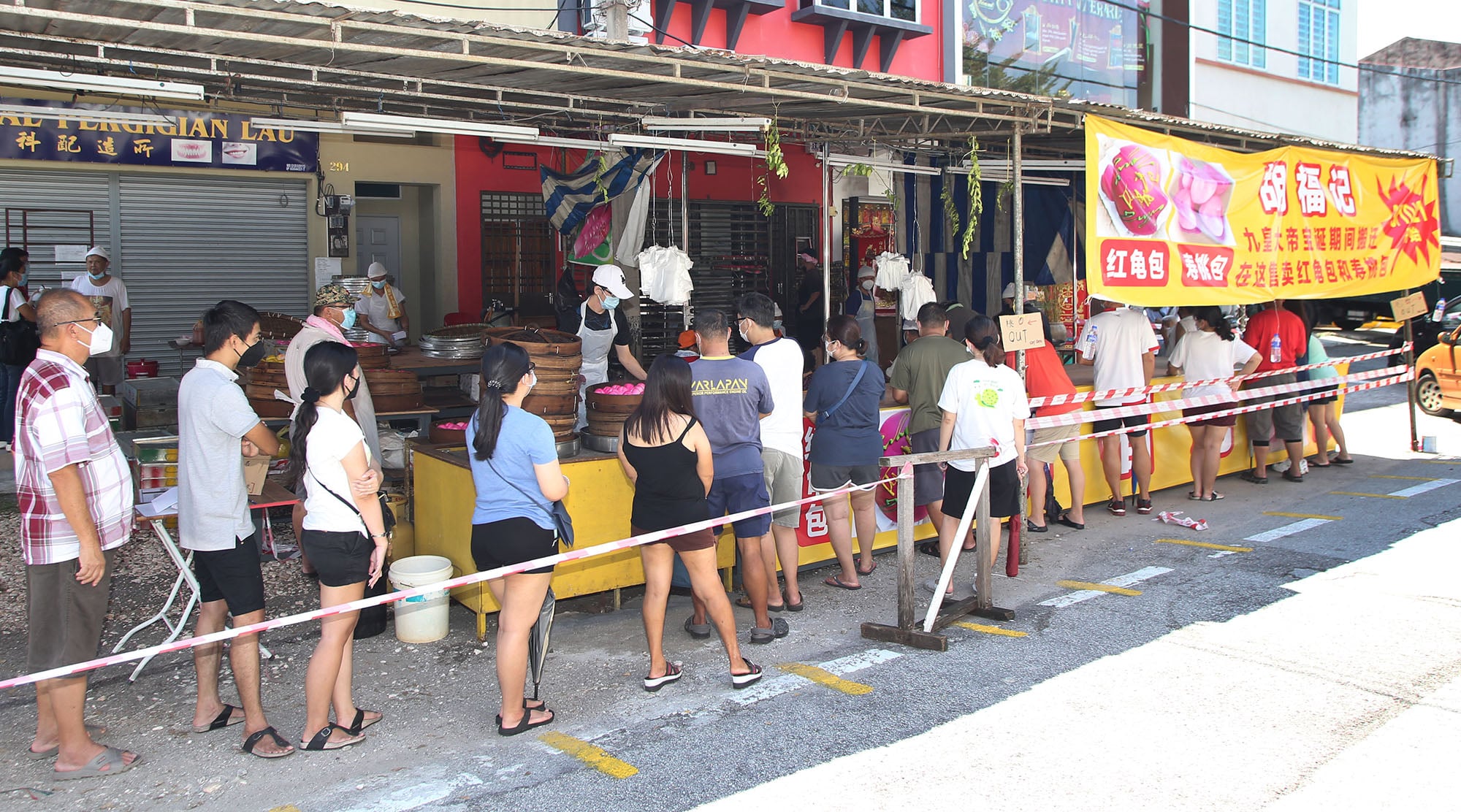 霹：封面主文／九皇爷诞将至红龟包上市  市民排队抢鲜尝