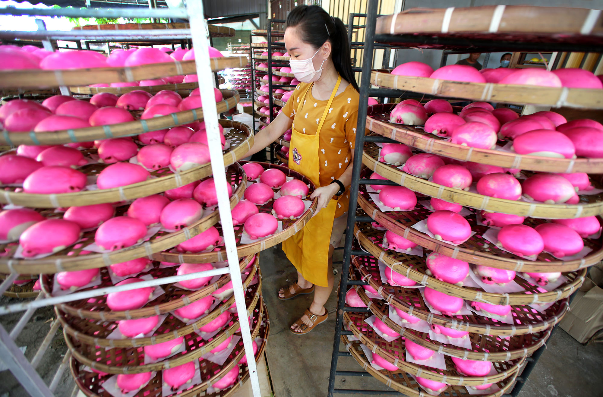 霹：封面主文／九皇爷诞将至红龟包上市  市民排队抢鲜尝