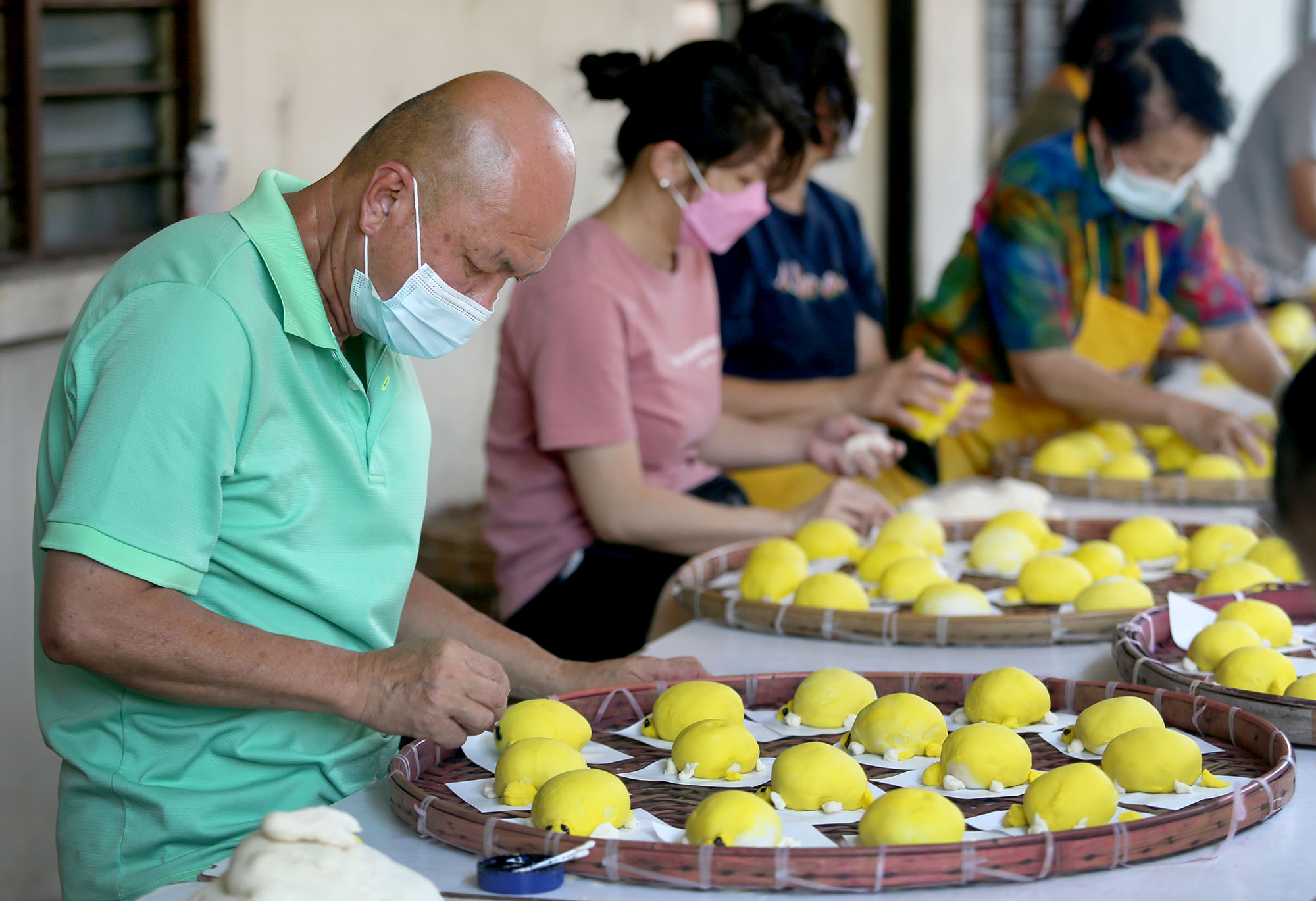 霹：封面主文／九皇爷诞将至红龟包上市  市民排队抢鲜尝