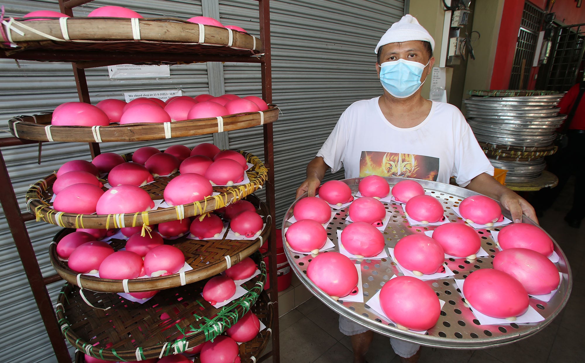 霹：封面主文／九皇爷诞将至红龟包上市  市民排队抢鲜尝