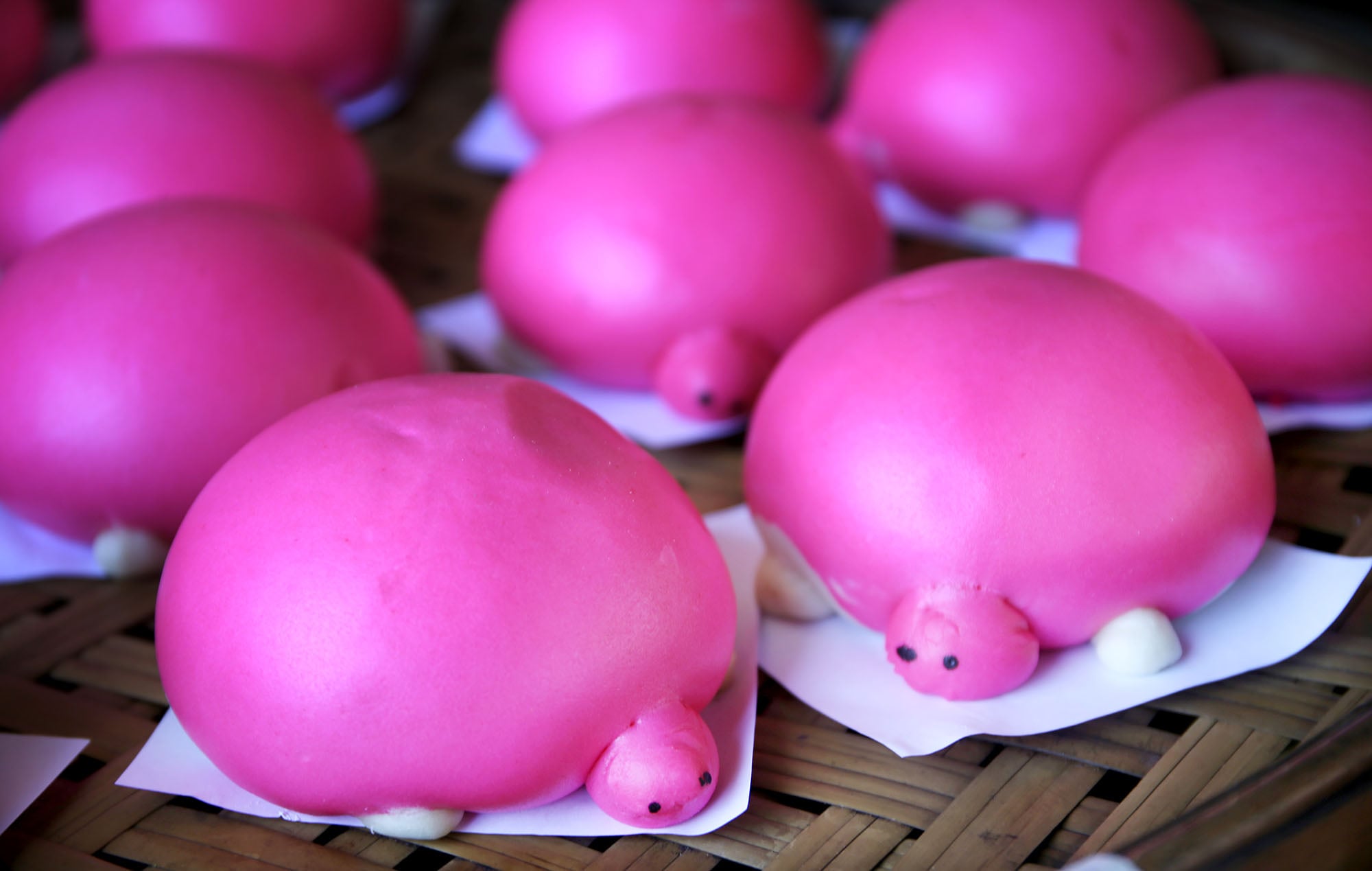 霹：封面主文／九皇爷诞将至红龟包上市  市民排队抢鲜尝