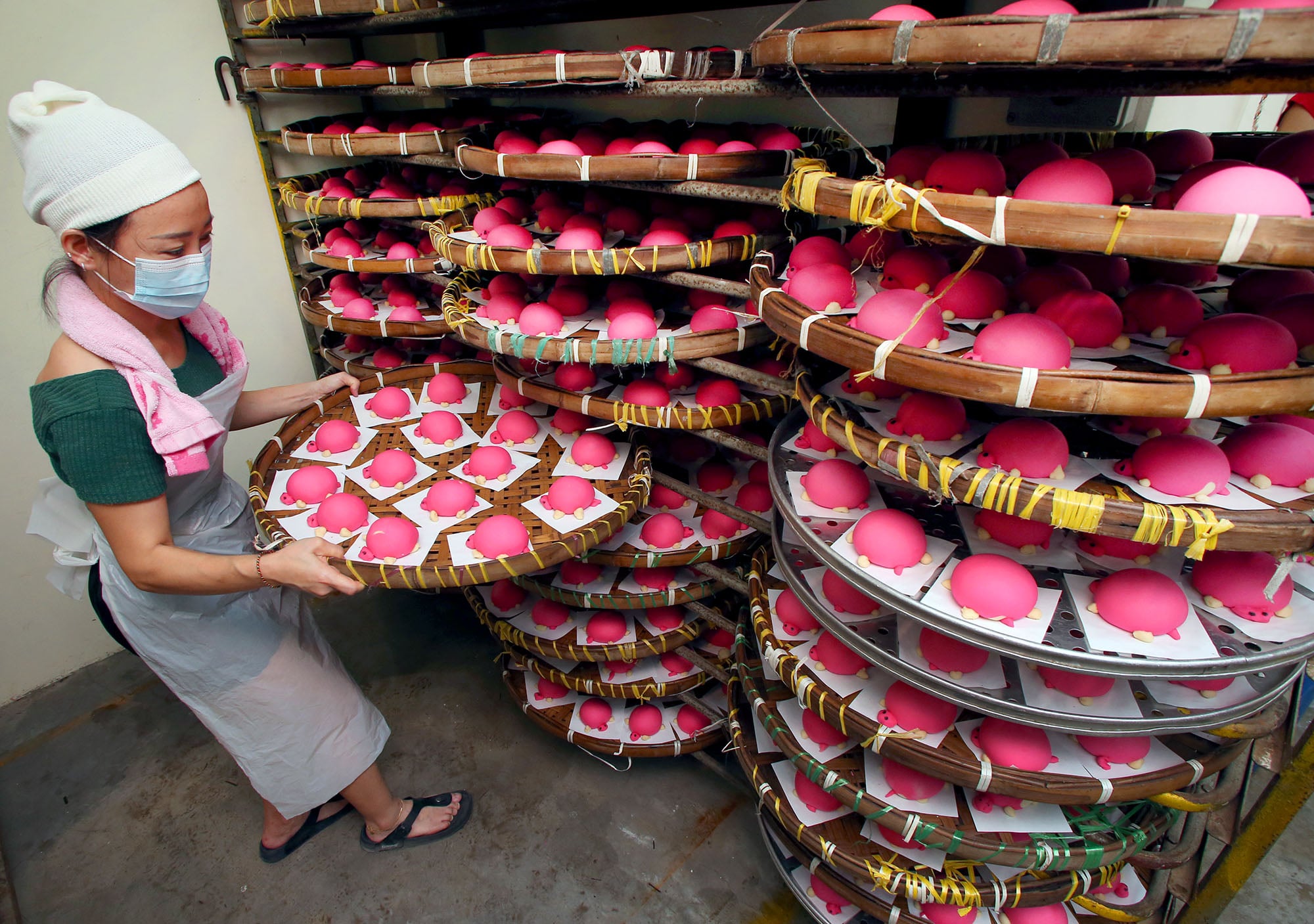 霹：封面主文／九皇爷诞将至红龟包上市  市民排队抢鲜尝