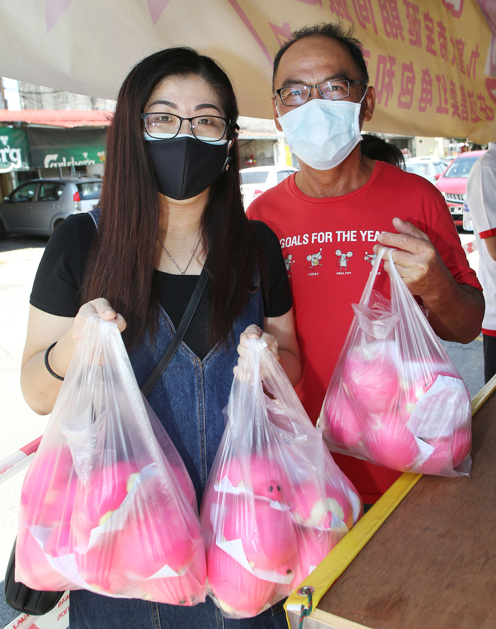 霹：封面主文／九皇爷诞将至红龟包上市  市民排队抢鲜尝
