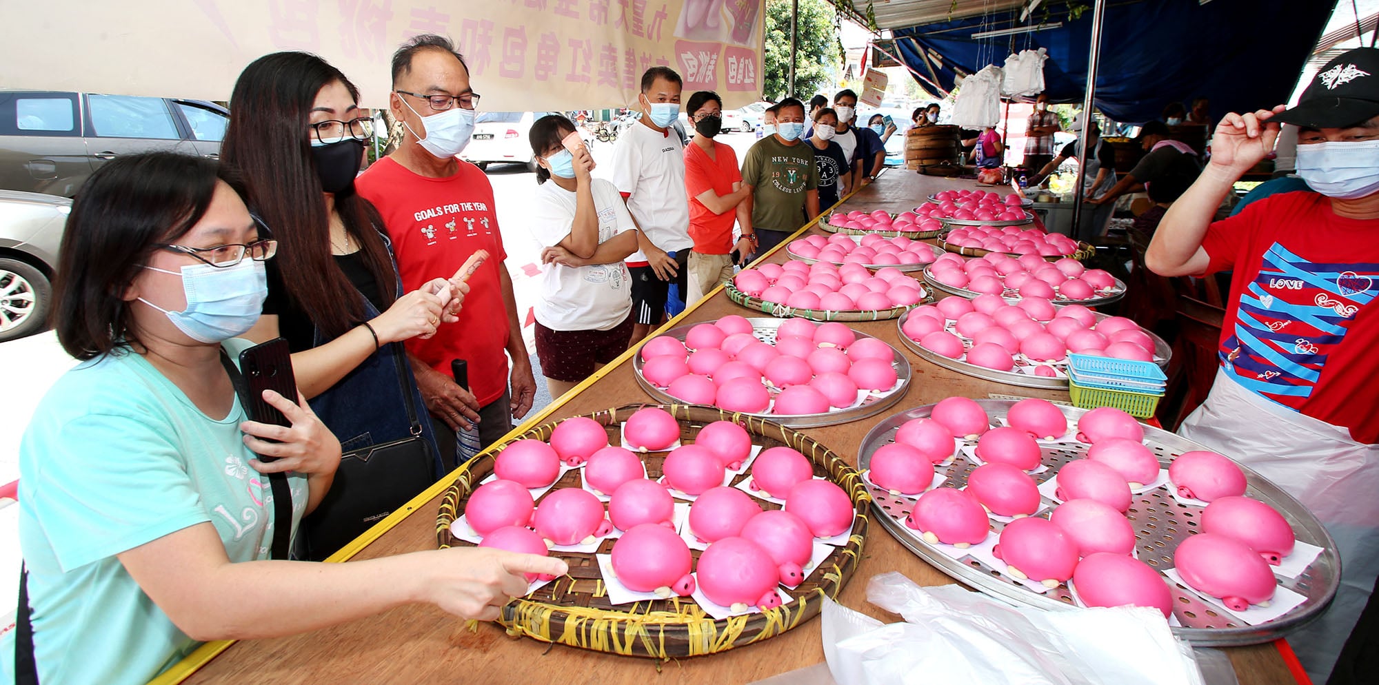 霹：封面主文／九皇爷诞将至红龟包上市  市民排队抢鲜尝