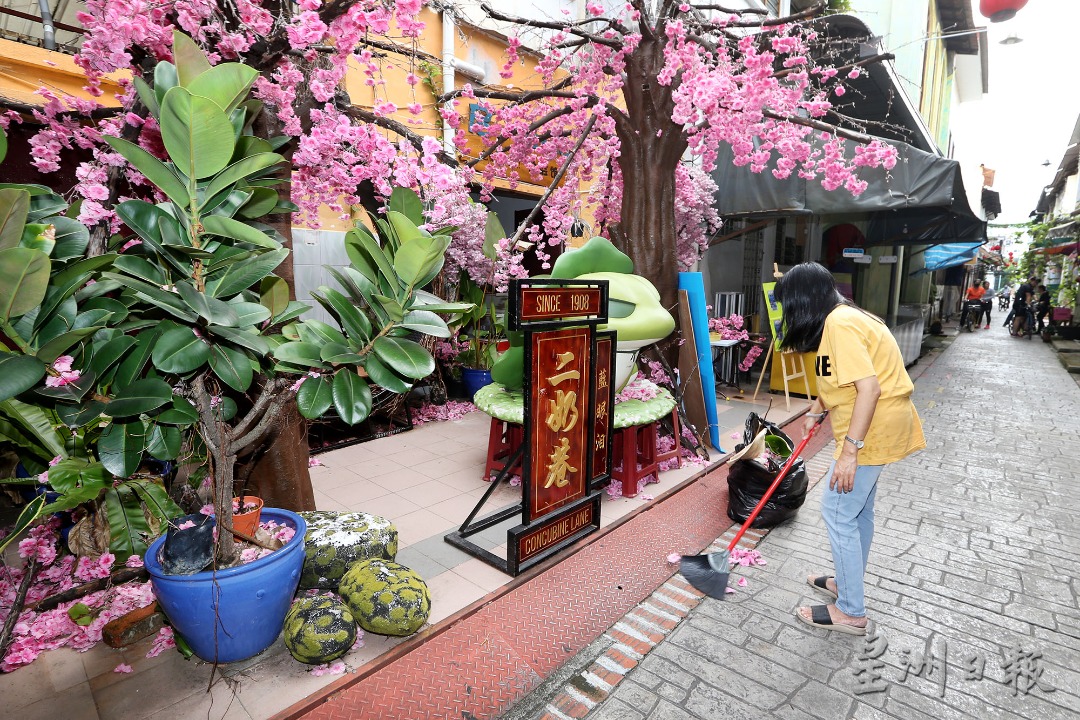 霹:封面主文/二奶巷商家整装待发 迎接游客到来