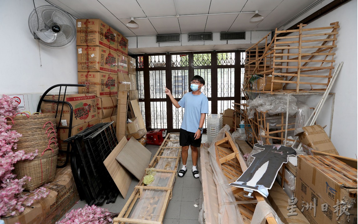 霹:封面主文/二奶巷商家整装待发 迎接游客到来