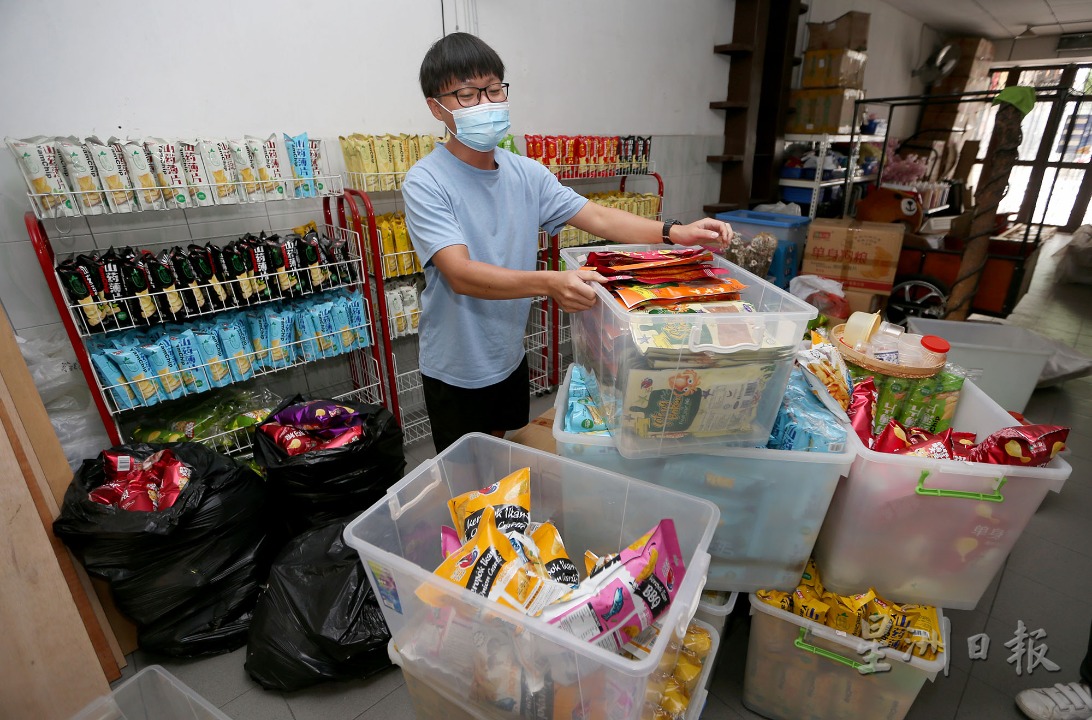 霹:封面主文/二奶巷商家整装待发 迎接游客到来