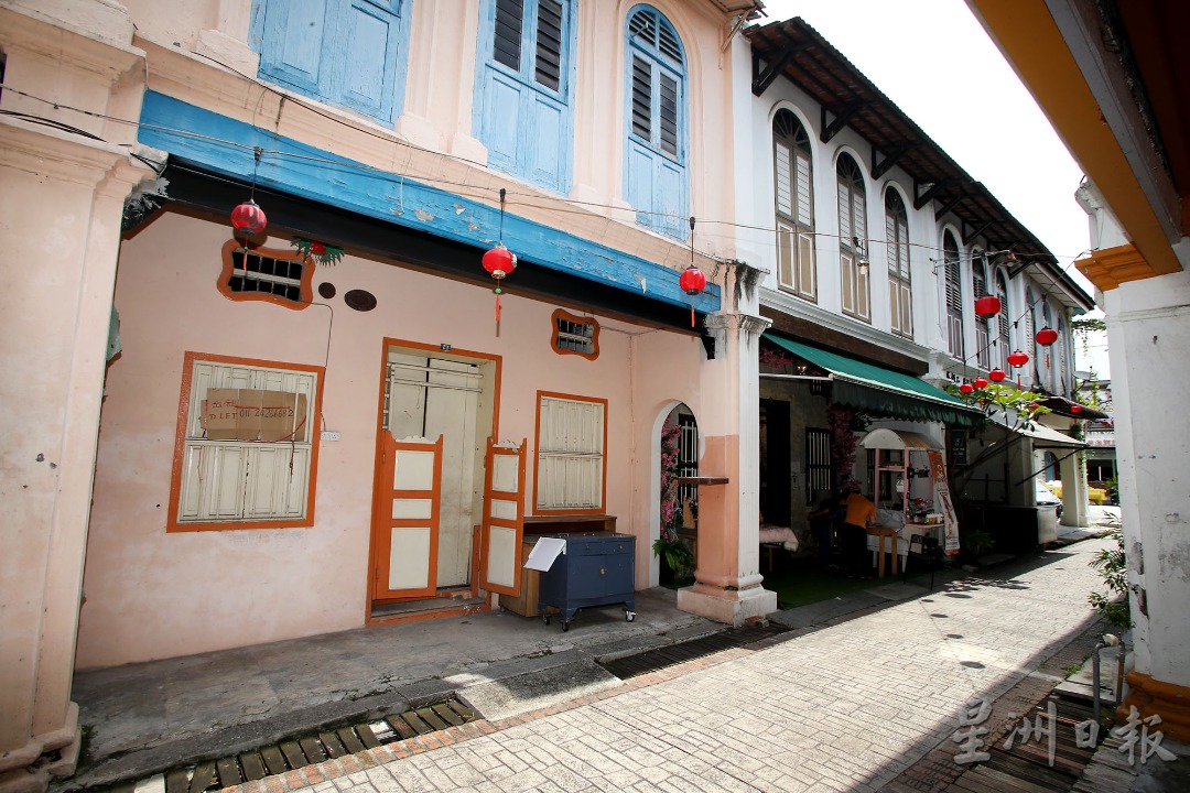 霹:封面主文/二奶巷商家整装待发 迎接游客到来