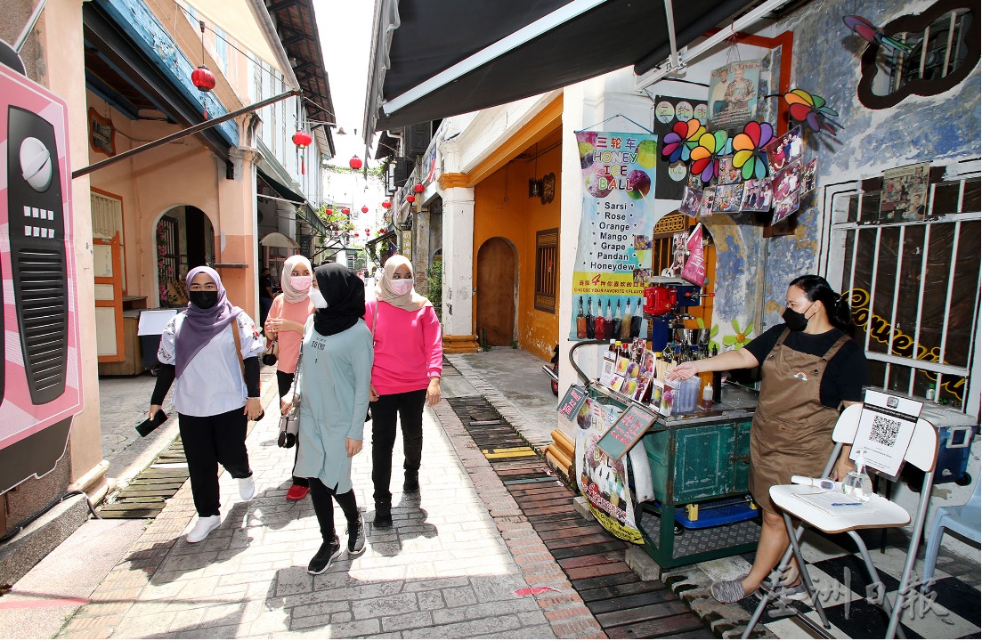 霹:封面主文/二奶巷商家整装待发 迎接游客到来