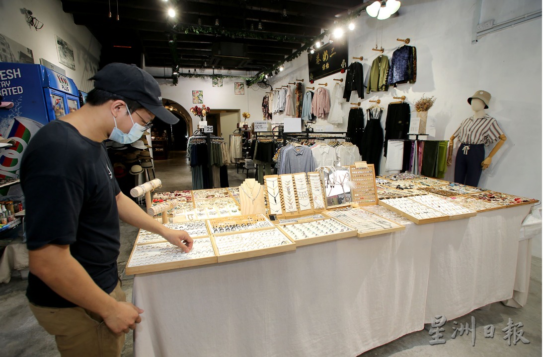 霹:封面主文/二奶巷商家整装待发 迎接游客到来