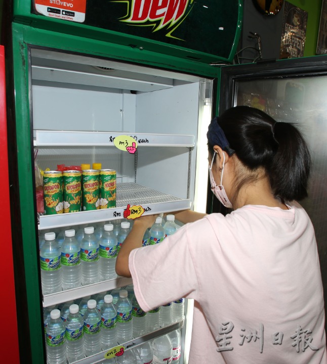 霹:封面主文/二奶巷商家整装待发 迎接游客到来