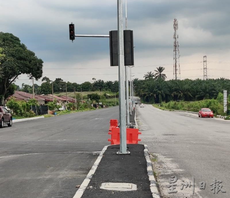 霹:曾吉京丁新村前红毛丹路已开拓为双车道