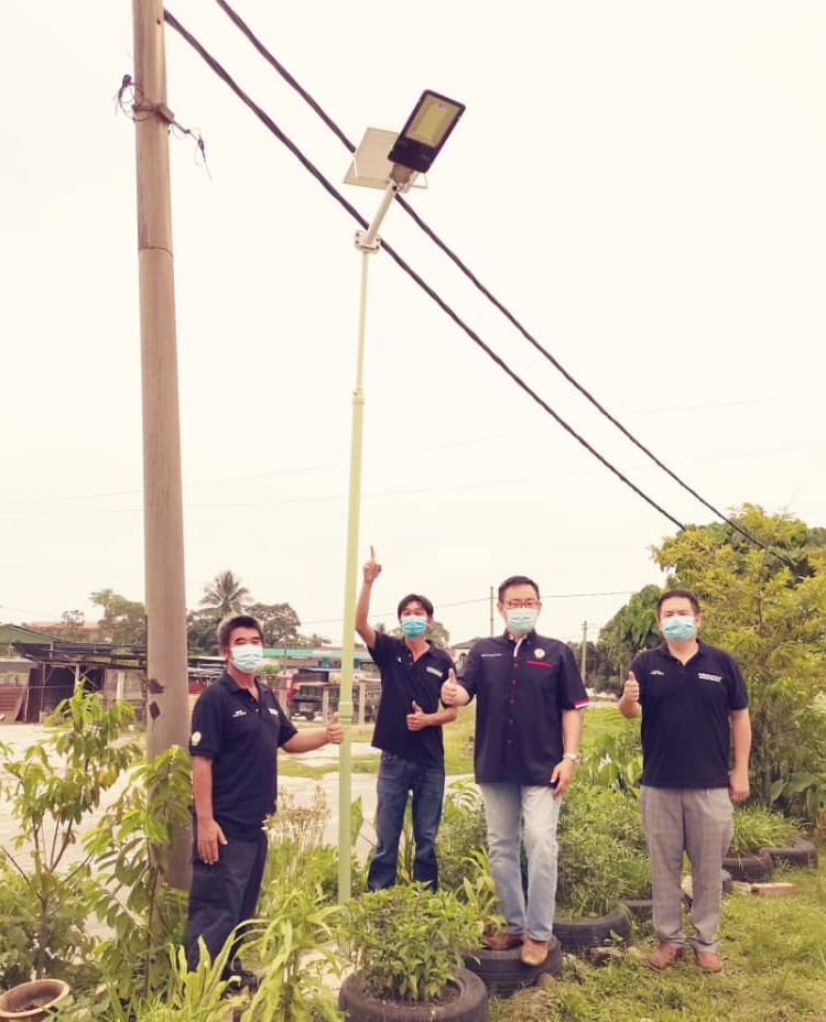 霹:梁卓经于万邦刁湾按装新路灯