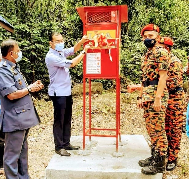 霹:消拯局在双溪比尔河瀑布安装一个紧急救生箱