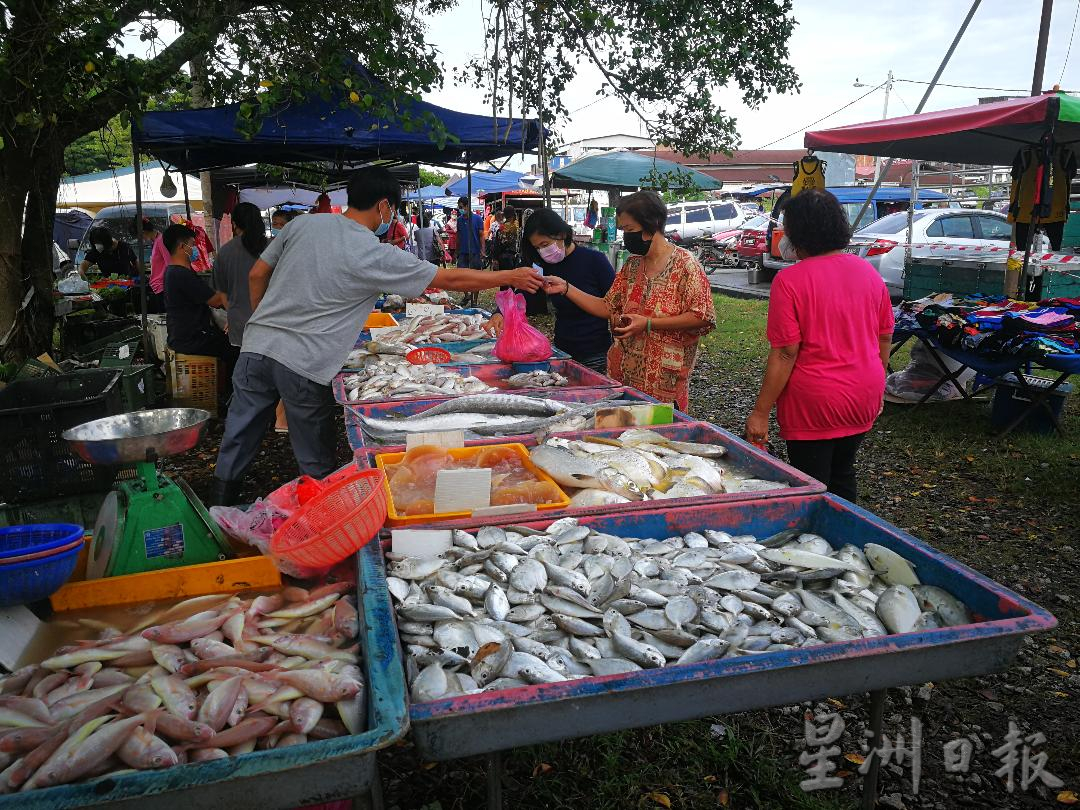 霹:版三内/小贩可原地营业