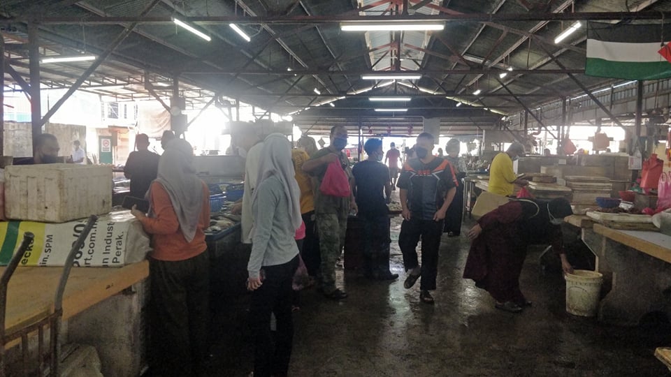 霹:版三内/昆仑喇叭巴刹小贩确诊 陈家兴:若确诊务必上报