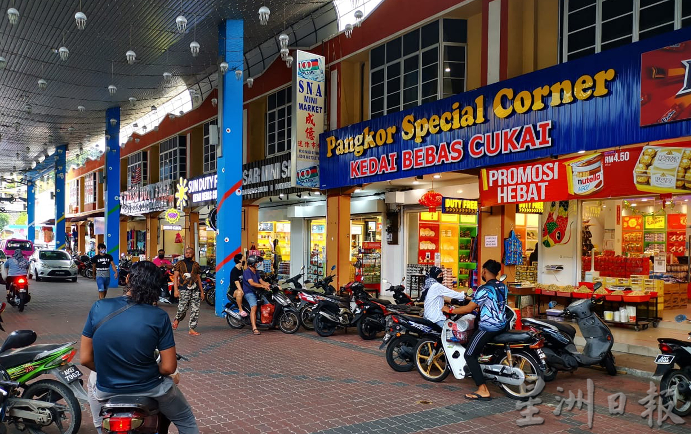 霹:版二下半版/进岛旅客巫裔为主,华印旅客还在观望?