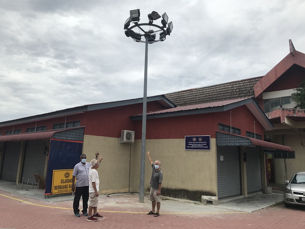 霹:版头/二十多个老店铺业者陆续离开老店迁入巴士终站后面新店
