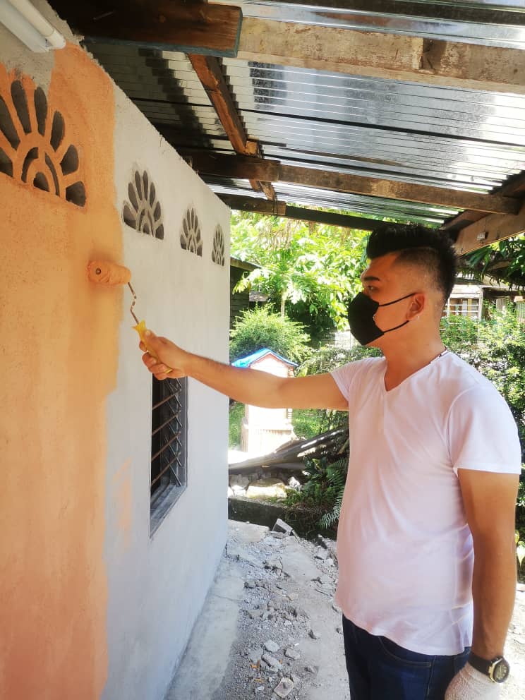 霹:版头/贫病交迫的华裔老夫妇终于如愿获得属于自己的屋子