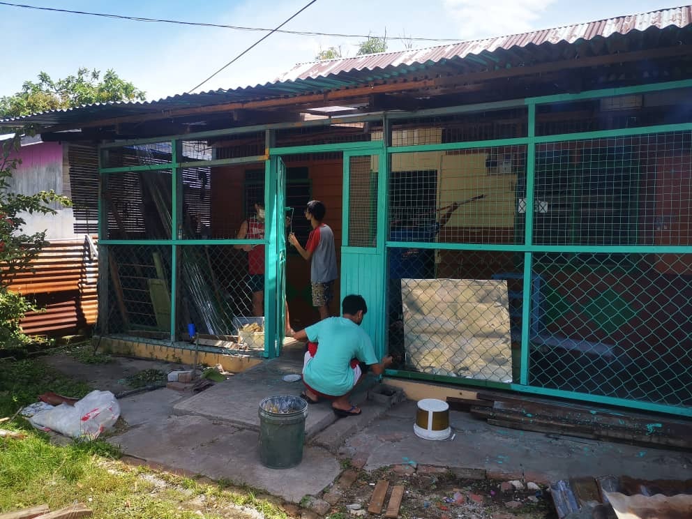 霹:版头/贫病交迫的华裔老夫妇终于如愿获得属于自己的屋子