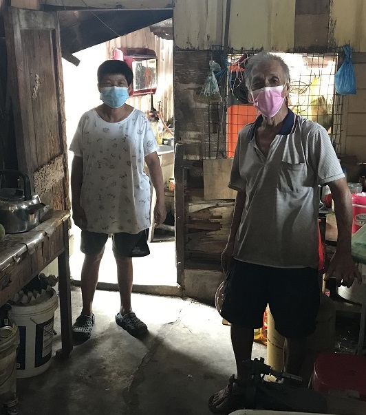 霹:版头/贫病交迫的华裔老夫妇终于如愿获得属于自己的屋子