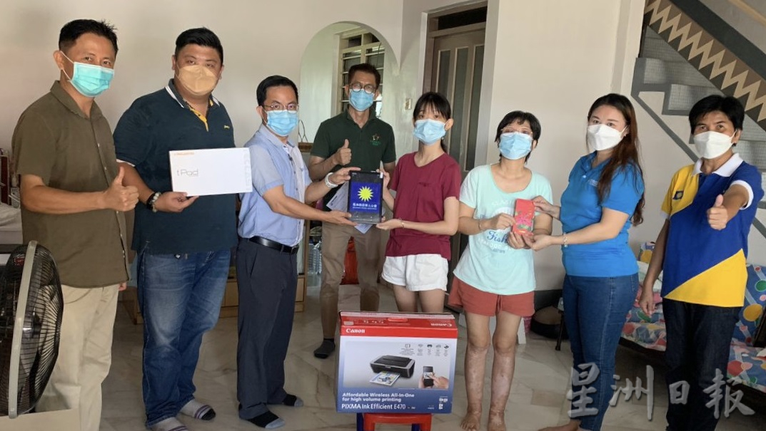 霹:马华华都牙也区会与「万里望最前线」捐赠平板电脑及打印机