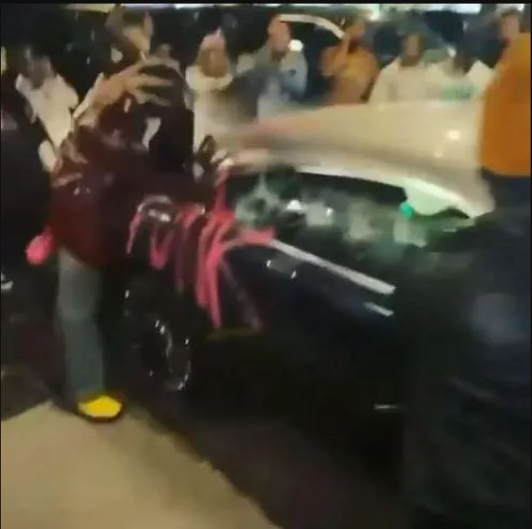 饶舌歌手宣传新歌 砸烂近300万名车