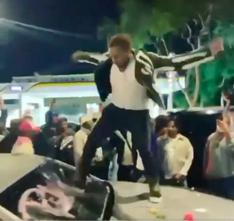 饶舌歌手宣传新歌 砸烂近300万名车