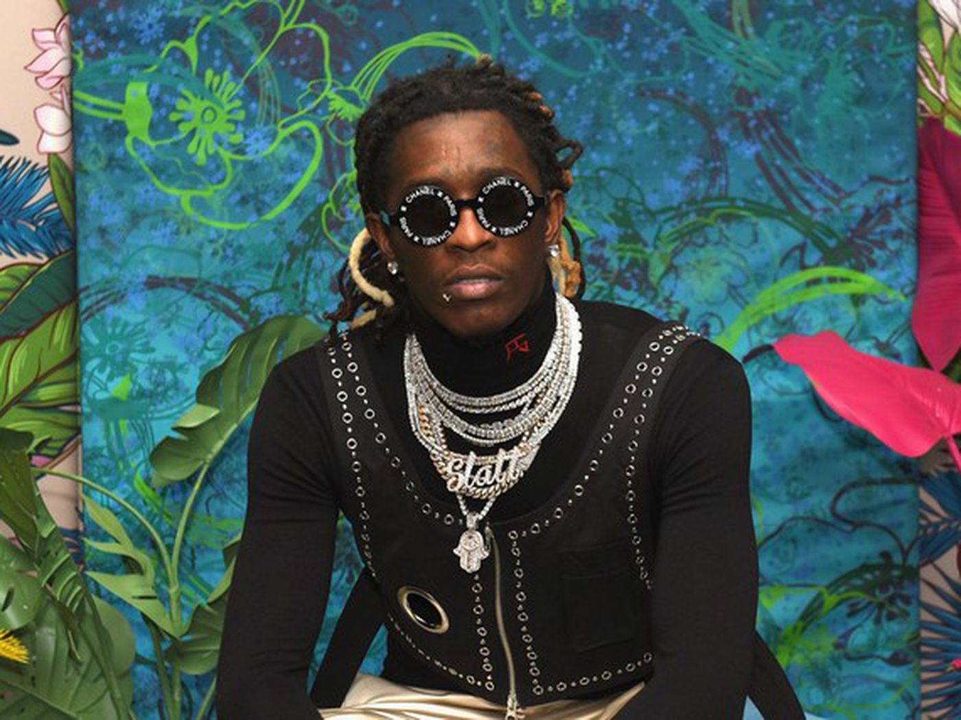 饶舌歌手宣传新歌 砸烂近300万名车